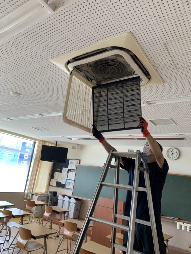 板橋区の私立高校でエアコンフィルター清掃作業を行いました。