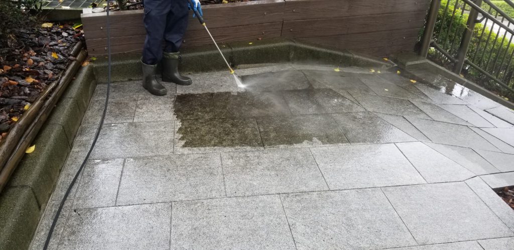 新宿区で高圧洗浄の作業を行いました。